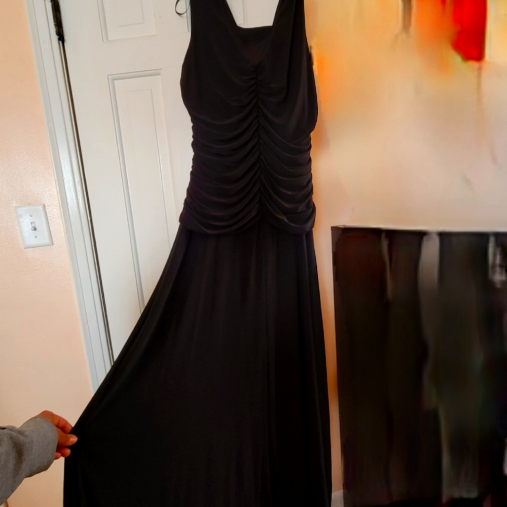 16W Black Long Formal Gown